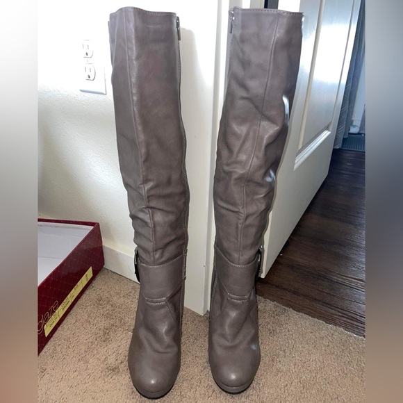 Hot Pair of ANNE MICHELLE Gray Patent Leather Knee High Boots Size 7.5 EUC - Picture 4 of 7